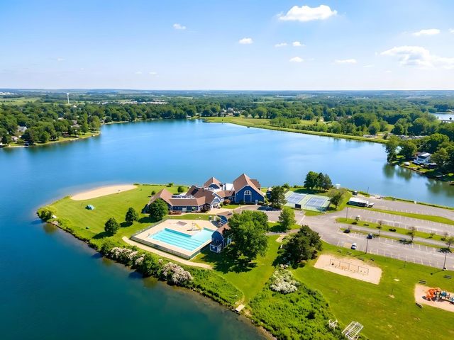 2211 Candlewick Drive SE, Poplar Grove, IL 61065