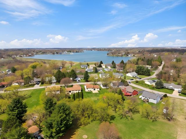 2211 Candlewick Drive SE, Poplar Grove, IL 61065