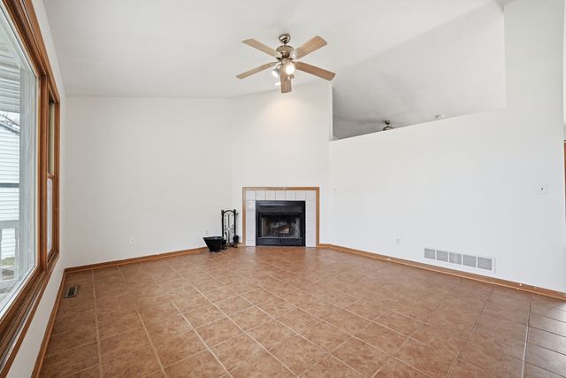 2211 Candlewick Drive SE, Poplar Grove, IL 61065