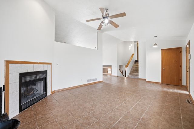 2211 Candlewick Drive SE, Poplar Grove, IL 61065