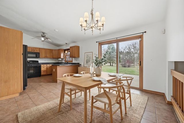 2211 Candlewick Drive SE, Poplar Grove, IL 61065