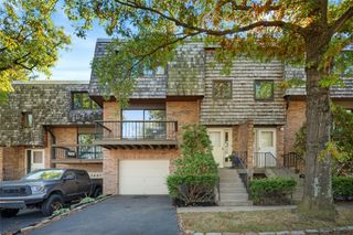 2701 Bingham Dr, Upper St Clair, PA 15241