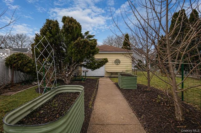 52 Park Avenue, Williston Park, NY 11596