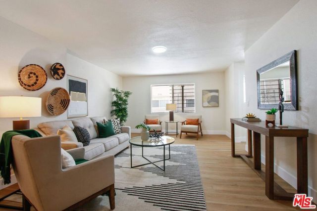 6339 10th Avenue, Los Angeles, CA 90043