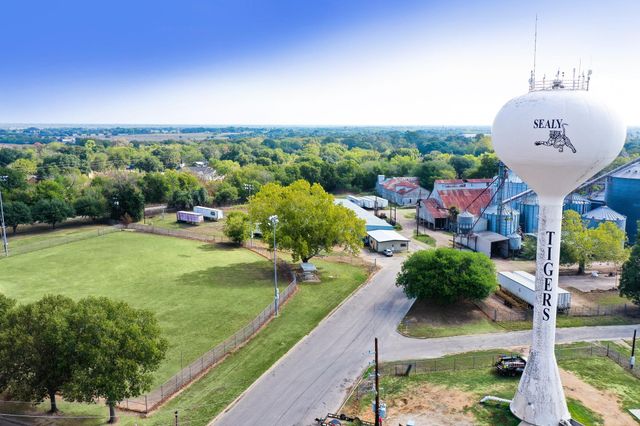 1021 Star Lane, Alleyton, TX 78933