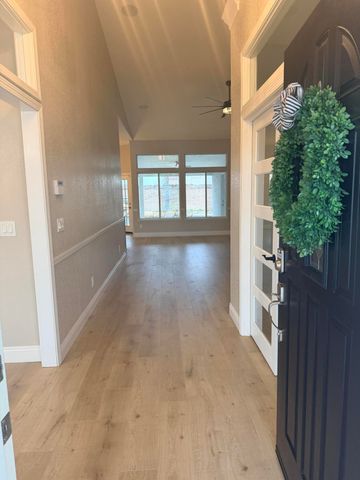 5222 W Lark Court W, Visalia, CA 93291