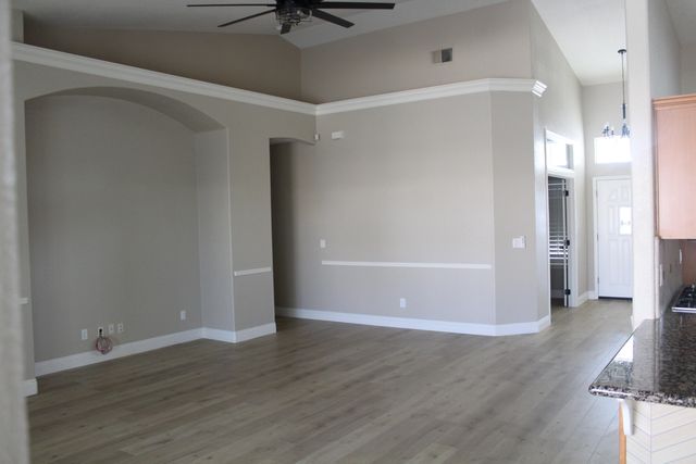 5222 W Lark Court W, Visalia, CA 93291