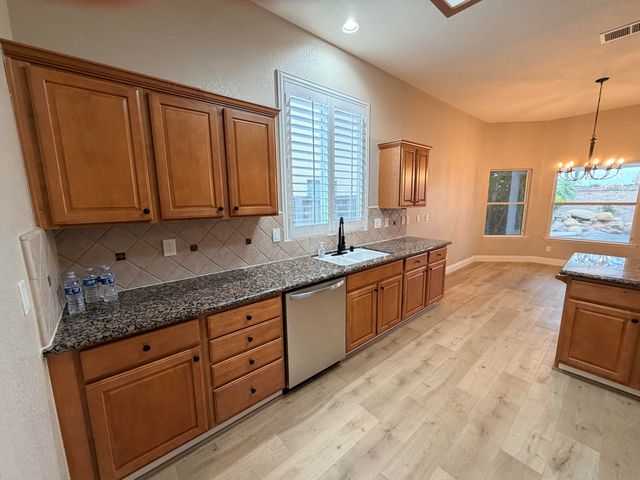 5222 W Lark Court W, Visalia, CA 93291