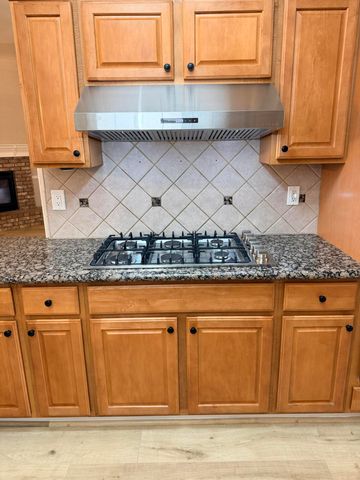 5222 W Lark Court W, Visalia, CA 93291