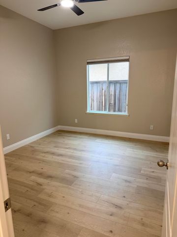 5222 W Lark Court W, Visalia, CA 93291