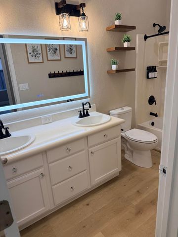 5222 W Lark Court W, Visalia, CA 93291