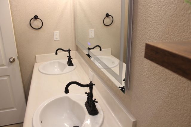 5222 W Lark Court W, Visalia, CA 93291