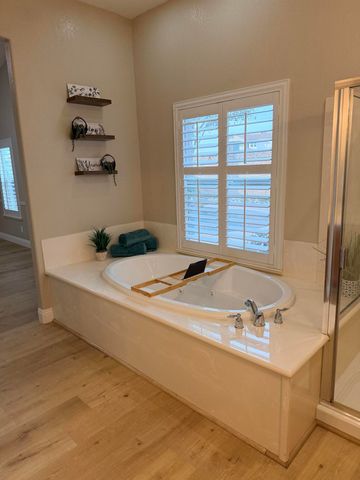 5222 W Lark Court W, Visalia, CA 93291