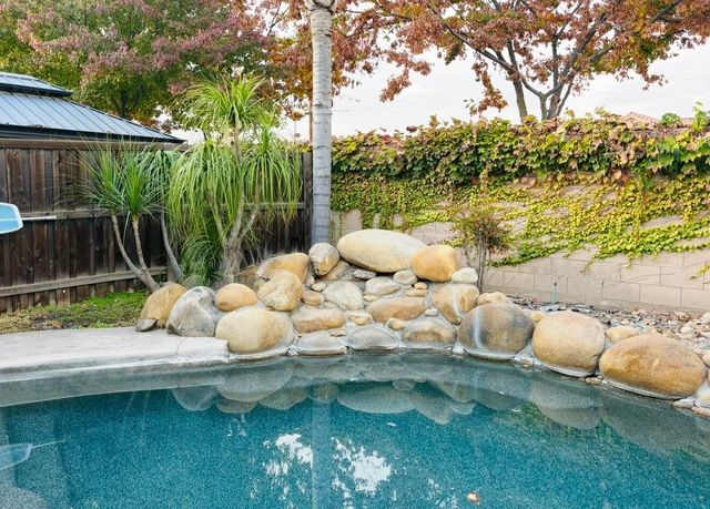 5222 W Lark Court W, Visalia, CA 93291