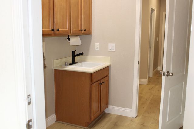 5222 W Lark Court W, Visalia, CA 93291