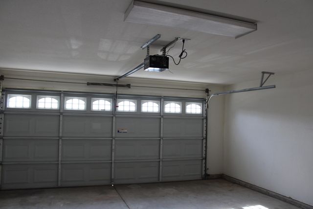 5222 W Lark Court W, Visalia, CA 93291