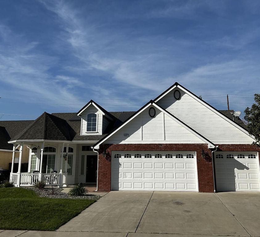 5222 W Lark Court W, Visalia, CA 93291