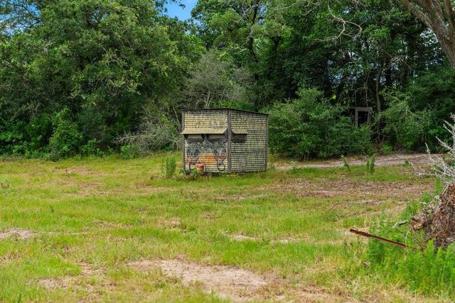 1910 E County Road 415, Lexington, TX 78947
