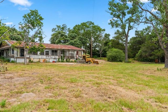 1910 E County Road 415, Lexington, TX 78947