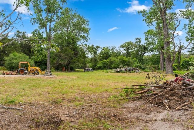 1910 E County Road 415, Lexington, TX 78947