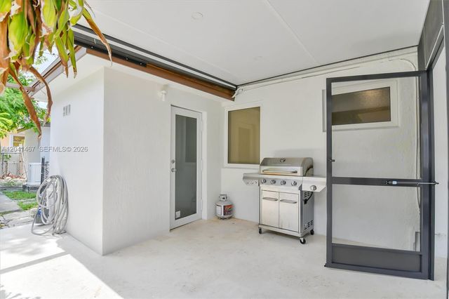 241 W 48th St, Hialeah, FL 33012