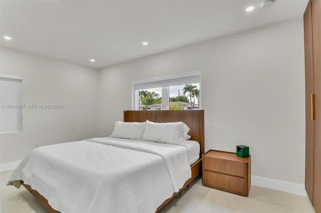 241 W 48th St, Hialeah, FL 33012