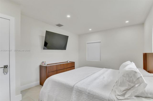 241 W 48th St, Hialeah, FL 33012