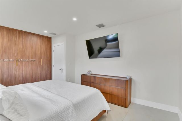 241 W 48th St, Hialeah, FL 33012