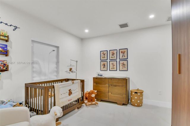 241 W 48th St, Hialeah, FL 33012