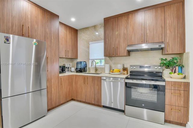 241 W 48th St, Hialeah, FL 33012