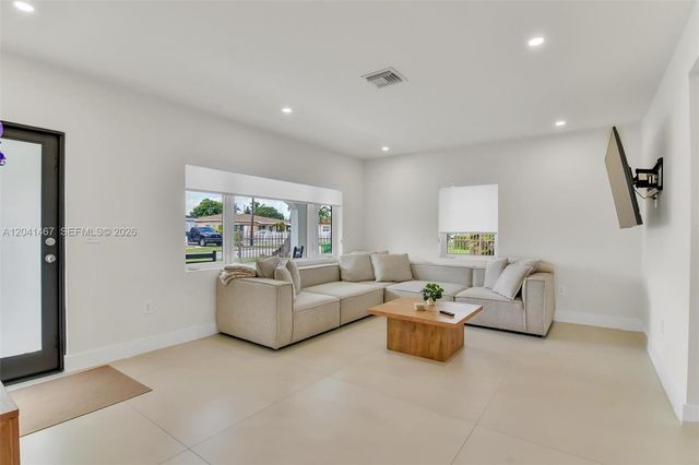 241 W 48th St, Hialeah, FL 33012