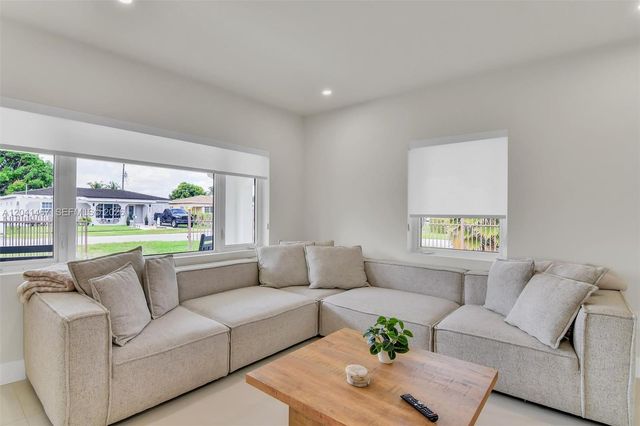 241 W 48th St, Hialeah, FL 33012