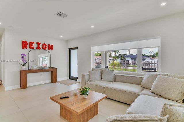 241 W 48th St, Hialeah, FL 33012