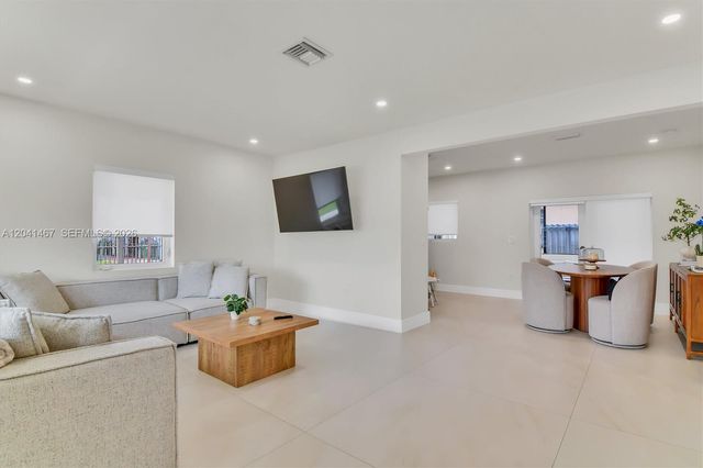 241 W 48th St, Hialeah, FL 33012