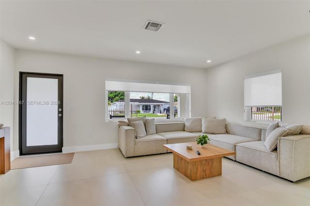 241 W 48th St, Hialeah, FL 33012