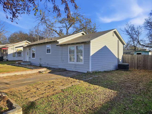 110 Ramsey Avenue, Cleburne, TX 76031