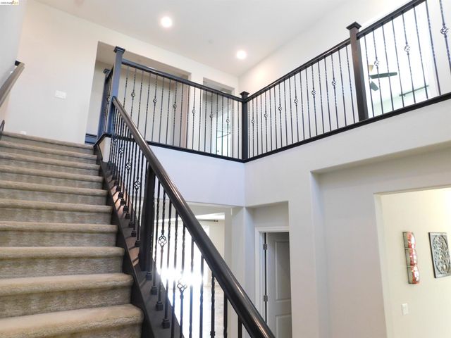 1090 Lavender St, Manteca, CA 95337