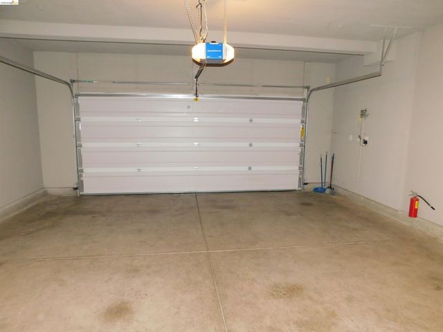 1090 Lavender St, Manteca, CA 95337