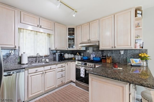 60 Fordham Dr, Aberdeen Twp., NJ 07747