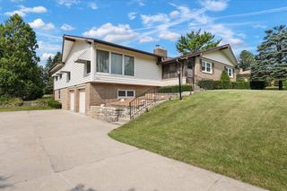15640 Brookhill DRIVE, Brookfield, WI 53005