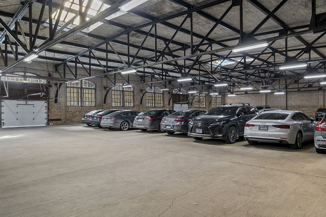 672 W IRVING PARK Road G2, Chicago, IL 60613