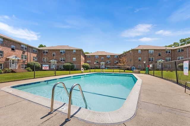 12 Colonial Village Dr 8, Arlington, MA 02474