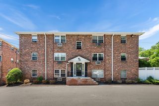 12 Colonial Village Dr 8, Arlington, MA 02474