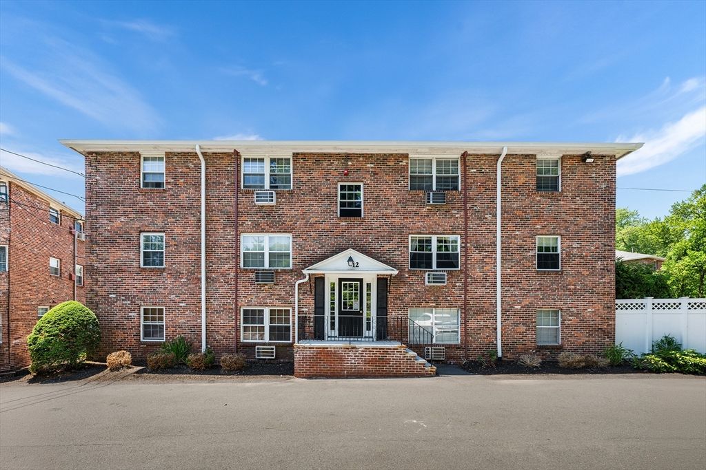 12 Colonial Village Dr 8, Arlington, MA 02474