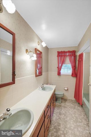 10 PEBBLEBROOK LN, Mohnton, PA 19540
