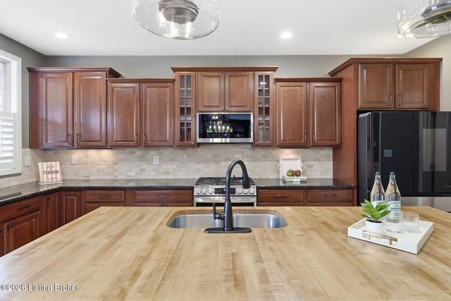 18701 Foxbough Glen Pl, Louisville, KY 40245