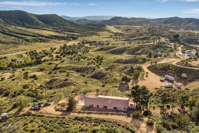 9060 Yucca Hills Road, Agua Dulce, CA 91390