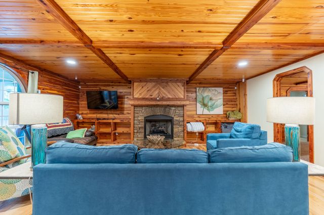 1454 Cherokee Rd, Waynesboro, TN 38485