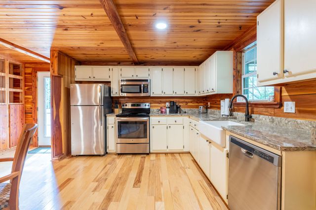 1454 Cherokee Rd, Waynesboro, TN 38485