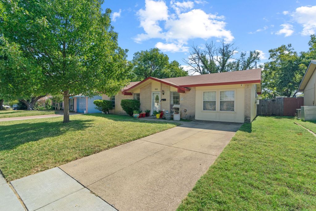 960 Ashwood Drive, Lewisville, TX 75067
